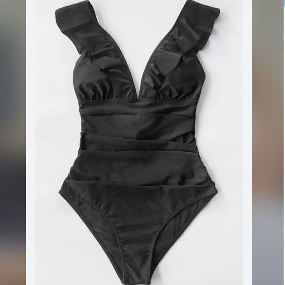 CUPSHE Women's Ruffled One Piece Swimsuit V Neck Lace Up